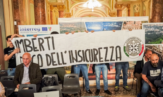 Un momento dell’irruzione inconsiglio comunale da parte di Casapound (foto Blitz)