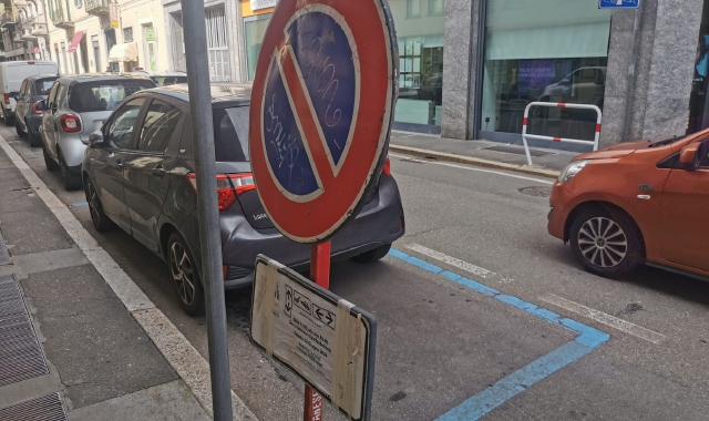 Uno dei cartelli in via Cavour, vicino all’incrocio con via Dandolo