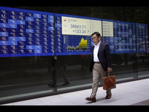 Borsa: l'Asia in lieve rialzo con lo yen debole, Tokyo +0,5%