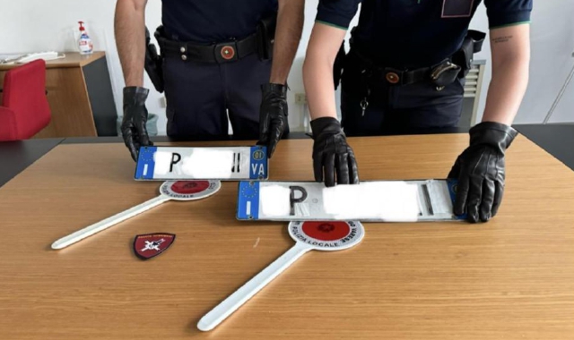 Lettere della targa “taroccate” con il nastro adesivo: denunciato a Besozzo