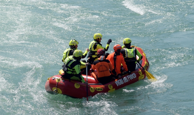 I sommozzatori ed i soccorritori ricercano l’operaio mentre lavorava su un canale scolmatore della A4 (foto Ansa - Andrea Canali)