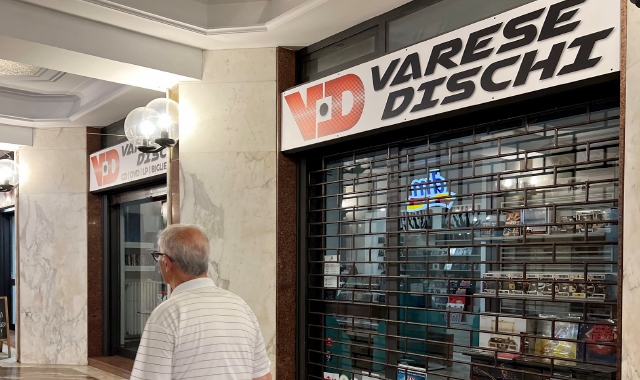 Varese, il ladro che fischietta colpisce in Galleria