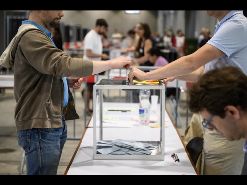 Vola l'affluenza in Francia, alle 17 è al 60%