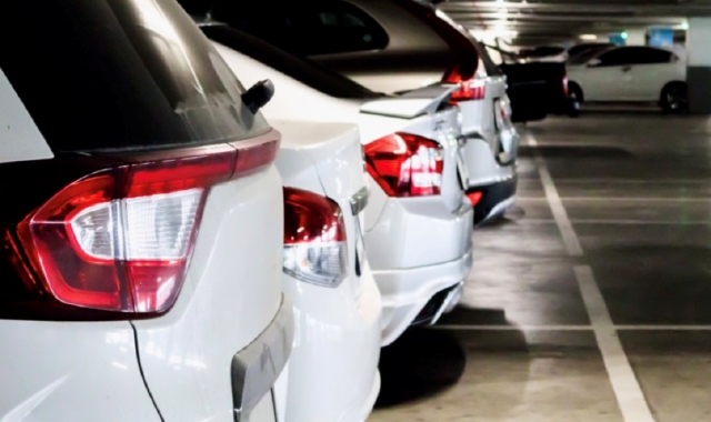 Madre amministratore di diritto, marito e figlio amministratori di fatto: avrebbero distratto dalla società di parcheggi con navetta oltre 120mila euro. Gli uomini sono stati arrestati, la donna ha l’obbligo di pg