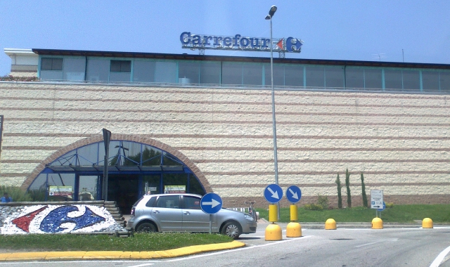 Gavirate, fiamme al centro commerciale