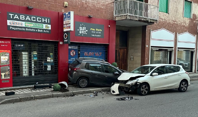 Busto, “entra” con l’auto in tabaccheria