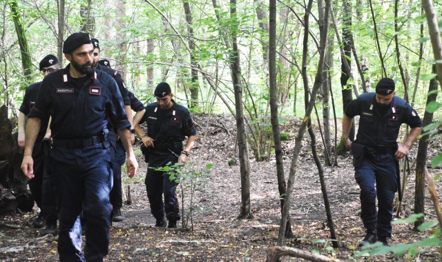 Controlli dei carabinieri nei boschi dello spaccio (foto Archivio)