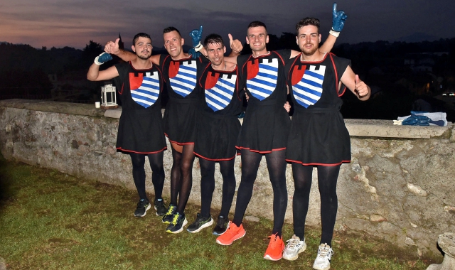 I bottari del rione Ciapa festeggiano dopo la vittoria (foto Angelo Puricelli/BLITZ)