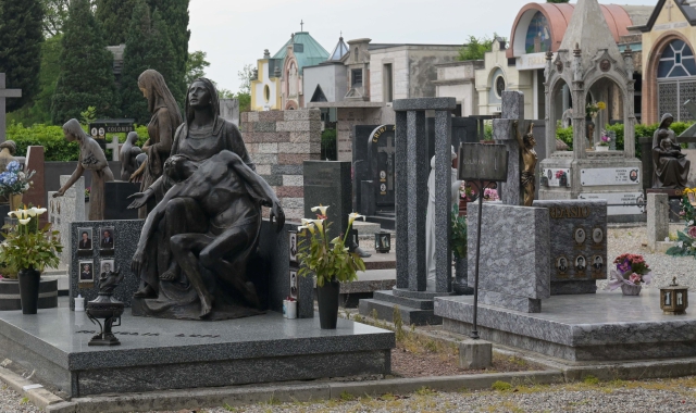 Alcune tombe del cimitero di Sacconago