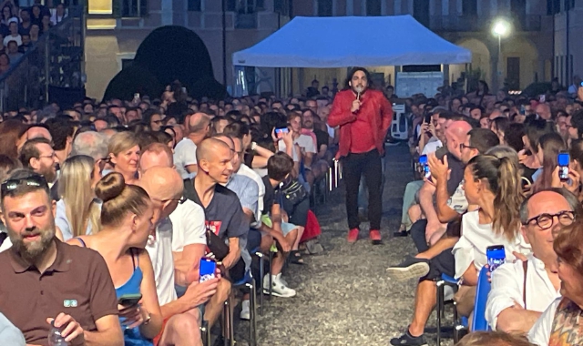 Max Angioni in scena ai Giardini Estensi (foto Angelo Puricelli - Agenzia Blitz)