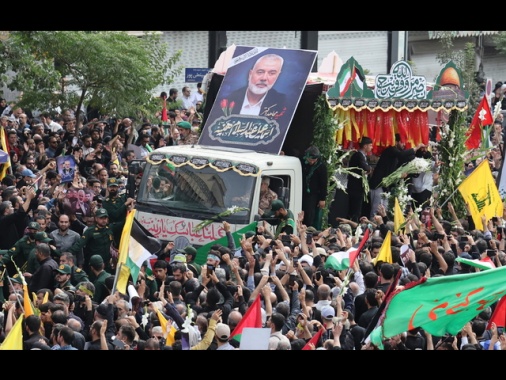 La Francia ai connazionali in Iran, 'lasciate il Paese'