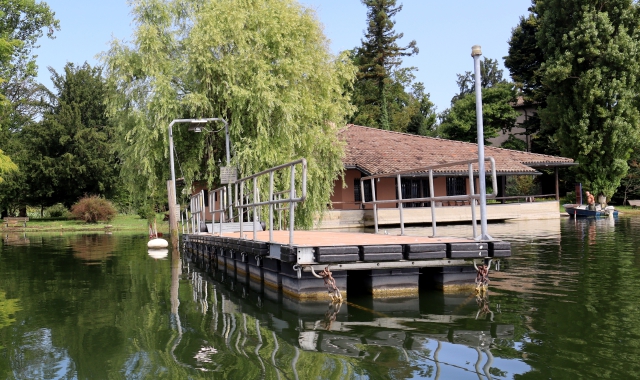 La difficile situazione dei pontili per l’Isolino Virginia è documentata dall’associazione Amici della Terra. «Non crediamo sia possibile fare accedere le persone», dicono i vincitori del bando per la gestione, fino a che i pontili sono in questo stato 