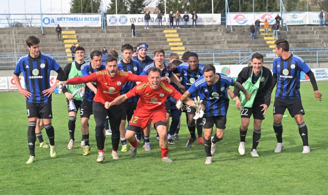 L’esultanza della Solbiatese per la conquista della finale di Coppa Italia Eccellenza 2023/24 (foto Blitz)