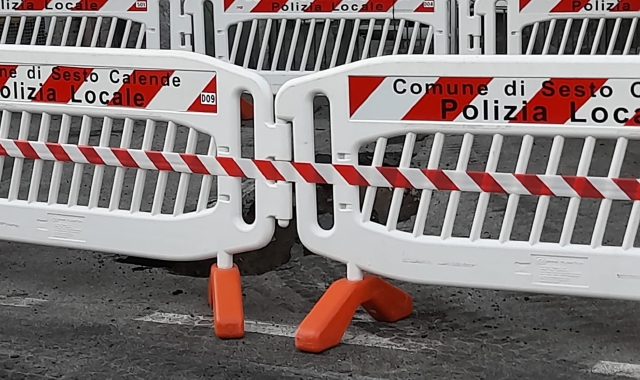 Il buco che si è creato nell’asfalto
