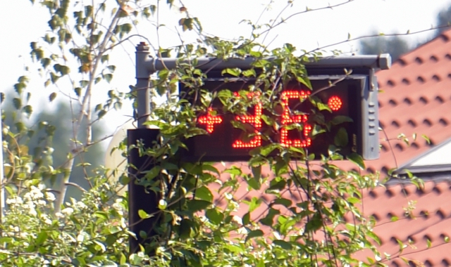 I termometri sulle strade ormai impazziscono e a causa del caldo record (foto Blitz)