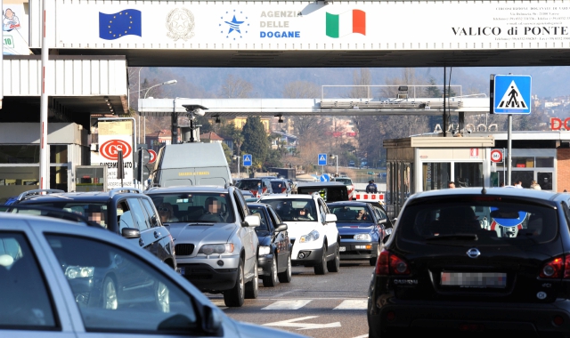 Il valico di Ponte Tresa (foto archivio)
