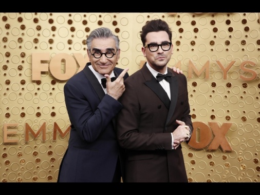 Eugene e Daniel Levy condurranno gli Emmy