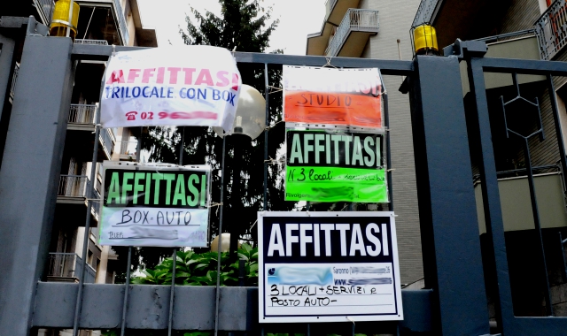 Il business delle case in affitto è  fiorente nelle città del sud della provincia di Varese servite da stazioni ferroviarie che permettono accesso a Milano (Archivio)