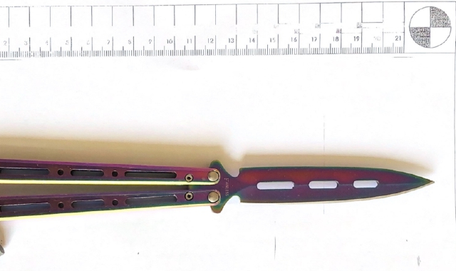 Il coltello sequestrato dalla Polizia