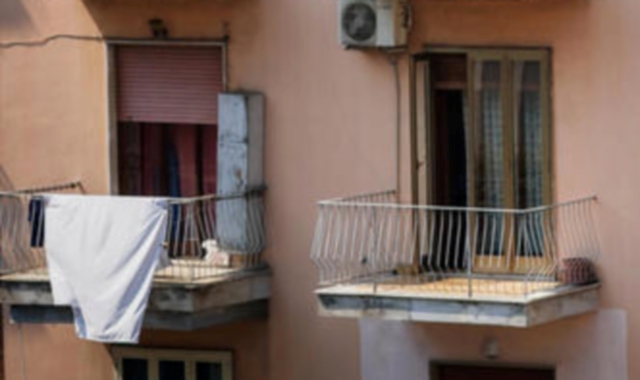 Un abitante era uscito sul proprio balcone per invitarli ad andare via (foto Archivio)