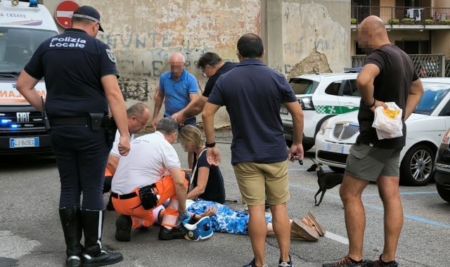 I soccorsi in via Cavour (foto Blitz)