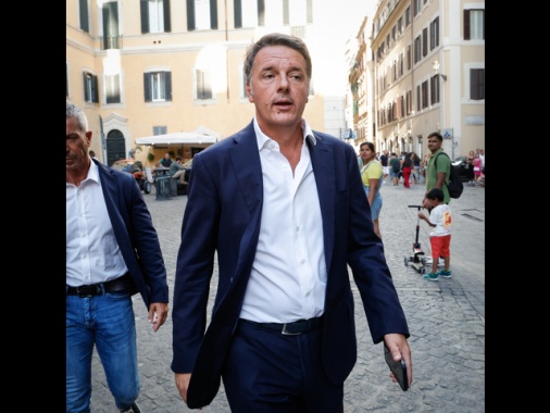 Conte dà dell'affarista a Renzi che replica