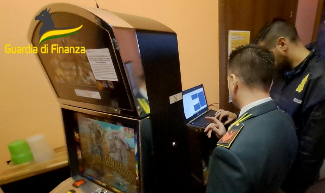 Controlli della Guardia di finanza in un locale dotato di slot machine  (foto archivio)