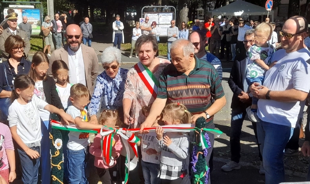 Castellanza, il taglio del nastro e la carezza a Mirella Cerini