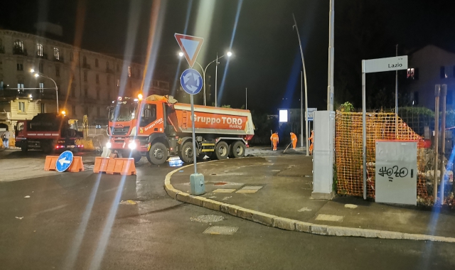 I lavori di asfaltatura in largo Flaiano nella tarda serata di giovedì 19 settembre
