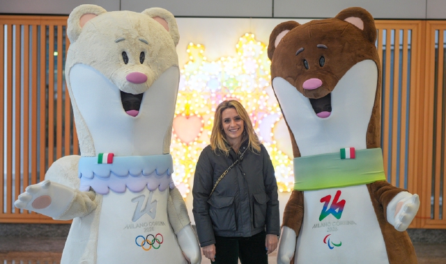L’assessore regionale alla Cultura, Francesca Caruso, con le mascotte di Milano Cortina 2026
