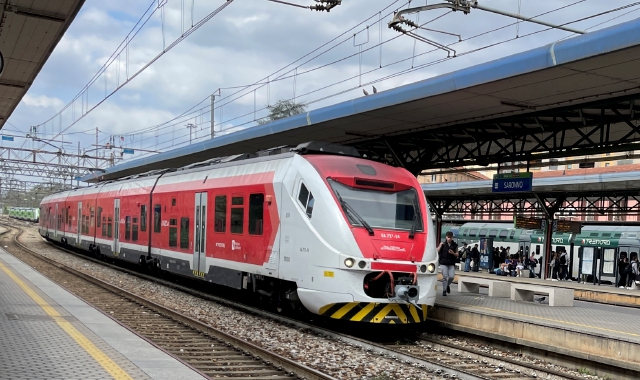 Treno sui binari di Saronno  (foto archivio)