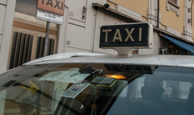 Corsa da 200 euro in taxi senza pagare. Denunciati