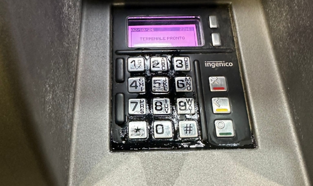 Colla e cocci di vetro: distributori di benzina nel mirino dei vandali a Saronno