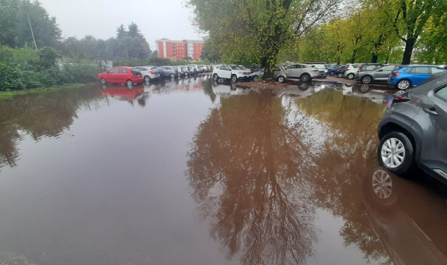 Il parcheggio dell’ospedale di Saronno allagato (foto Domenico Ghiotto/BLITZ)