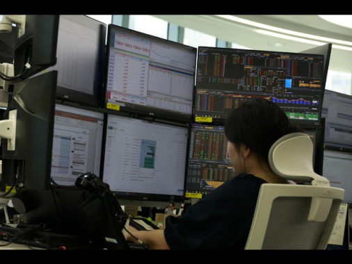 Borsa: l'Asia chiude in fiacca con i timori per la Cina