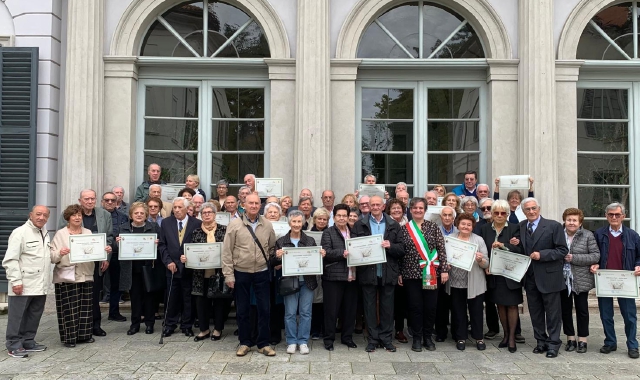 Il gruppo di sposi festeggiato a Castellanza