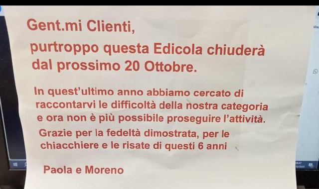 Il cartello che annuncia la chiusura dell’edicola di Avigno