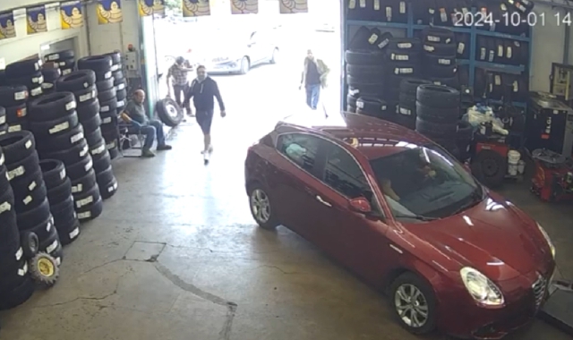 Un frame delle riprese della telecamera in officina  