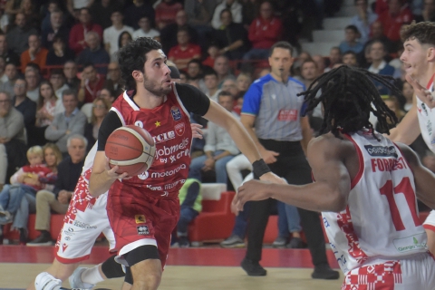 Varese rompe il ghiaccio. Alviti super
