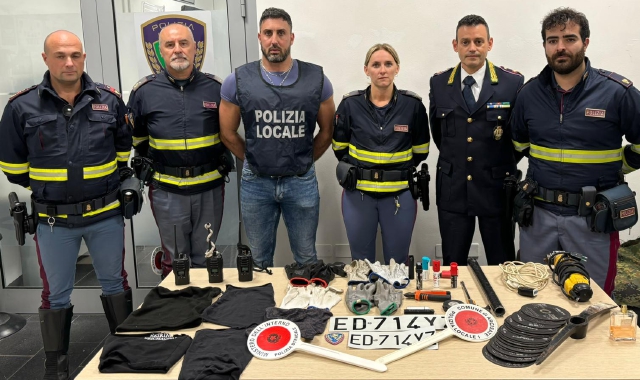 Gli attrezzi sequestrati alle quattro persone denunciate