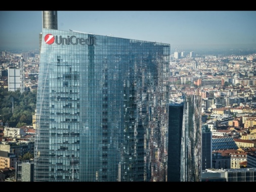 Fitch alza il rating di Unicredit a BBB+, outlook a positivo