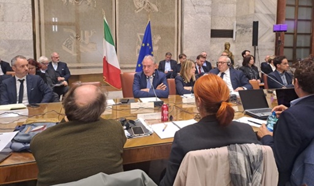 Il summit ministeriale a cui ha partecipato il sindaco di Biandronno Massimo Porotti con il ministro Urso (foto Archivio)
