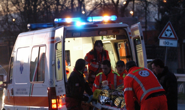 Ambulanza sul luogo di un incidente (foto Archivio)