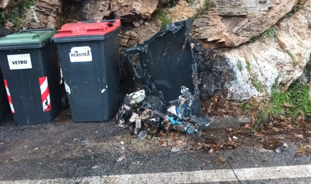 Il cassonetto dato alle fiamme a Bognanco