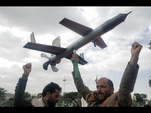 Il Pentagono conferma attacco degli Houthi, ma non alla Lincoln