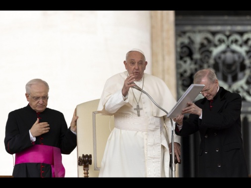 Il Papa, 'nel tempo delle migrazioni stiamo diventando disumani'