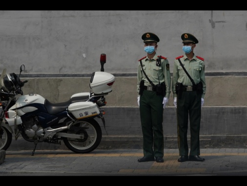 Cina: auto contro studenti vicino a una scuola, molti feriti