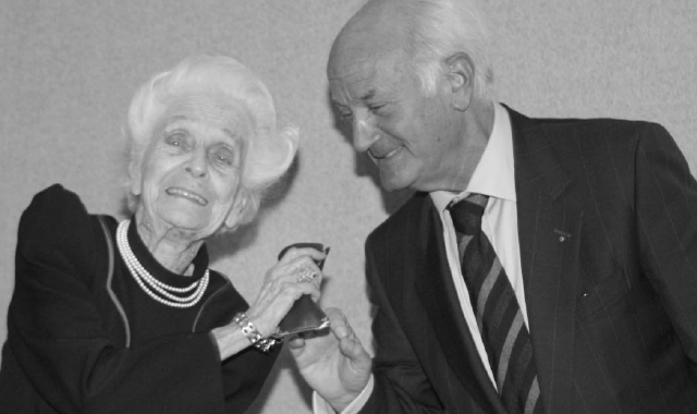 Lo storico incontro a Gallarate tra Giovanni Rania, all’epoca direttore generale dell’ospedale, e il premio Nobel Rita Levi Montalcini (foto Archivio)