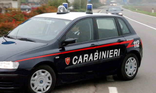 Si sdraia sulla strada, blocca il traffico, picchia i carabinieri