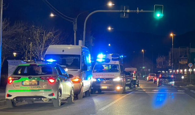 Dopo lo scontro a Cuveglio sono intervenute ambulanza e polizia locale